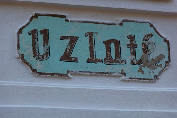 Comment intégrer des éléments de mode gothique romantique dans une tenue de bureau?